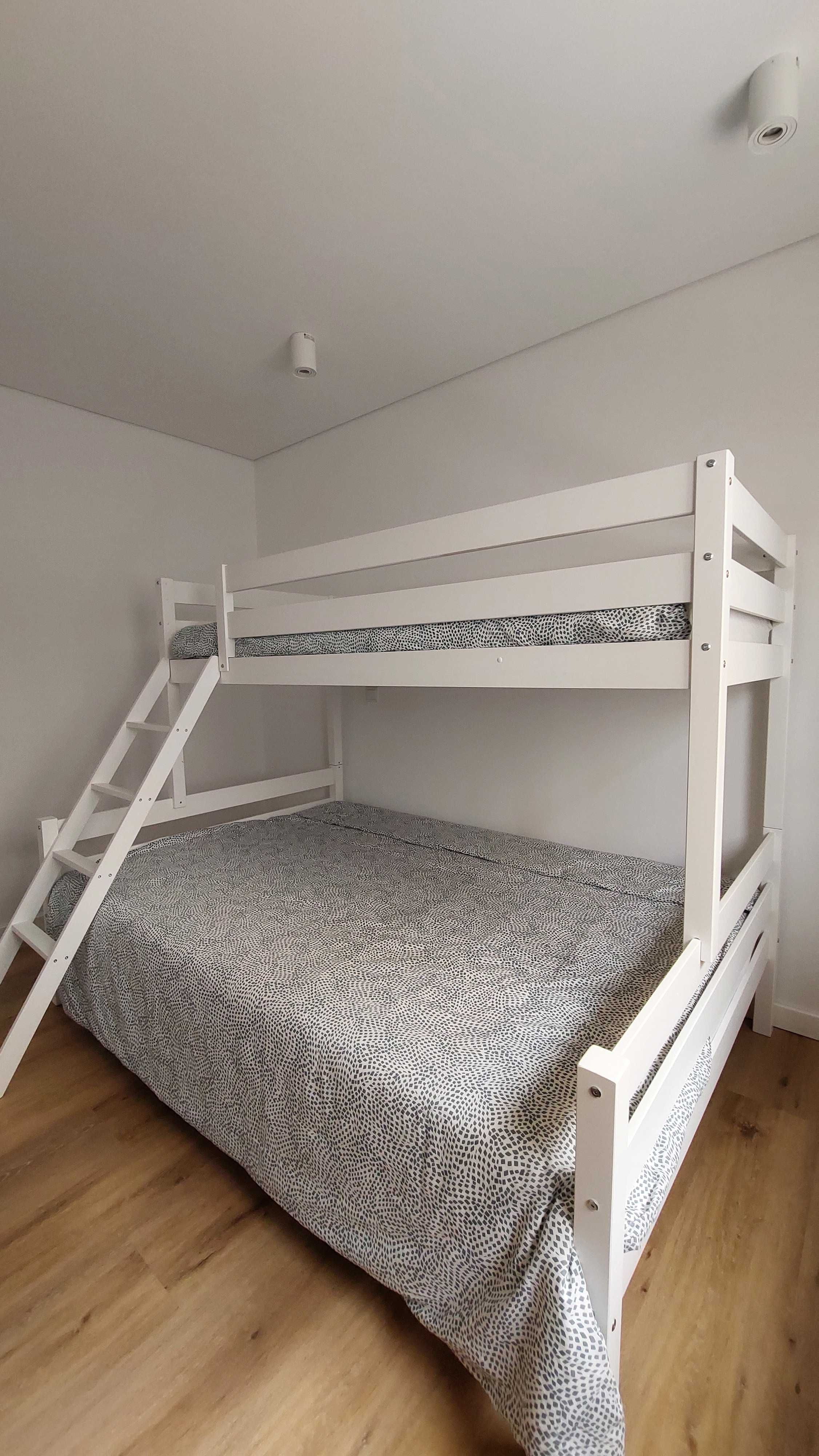 Beliche, com cama de solteiro e de casal (colchões incluídos)