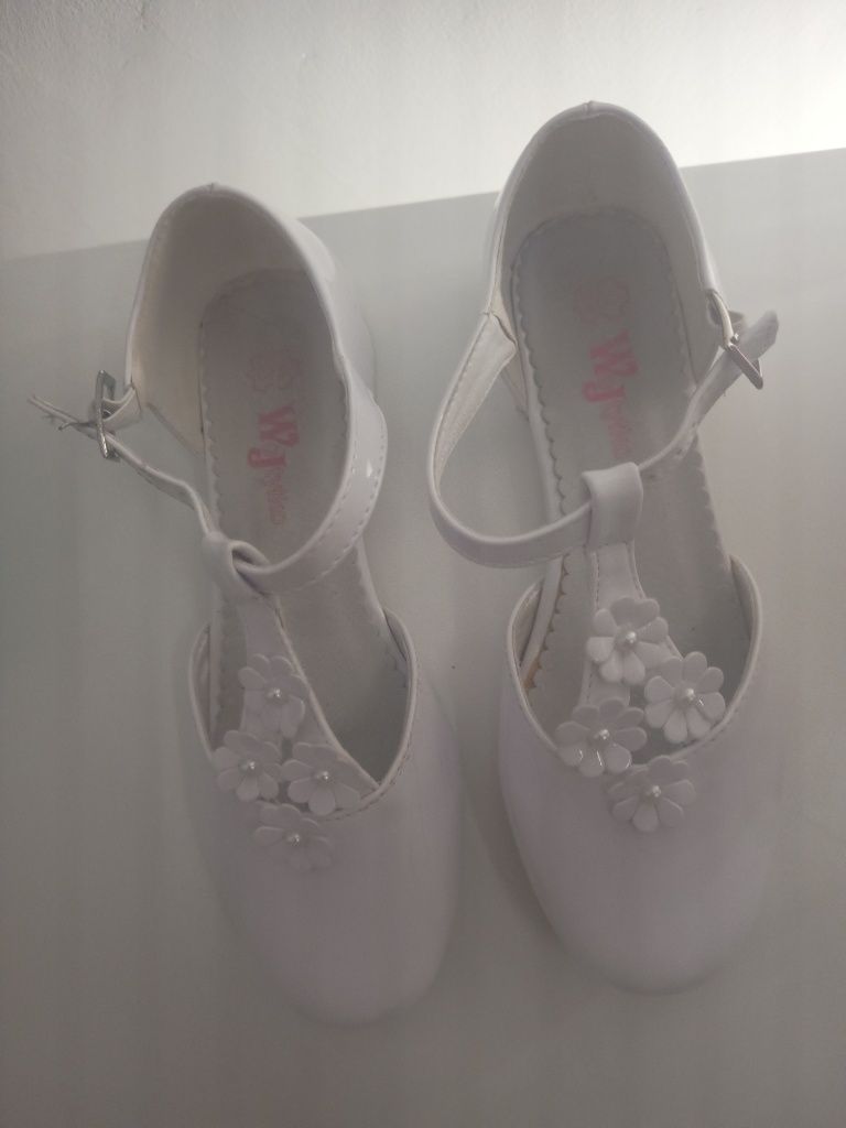 Białe buty dla dziewczynki na komunię  i inne okazje