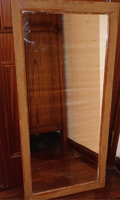 Lavatório de casa de banho, prateleiras, espelho