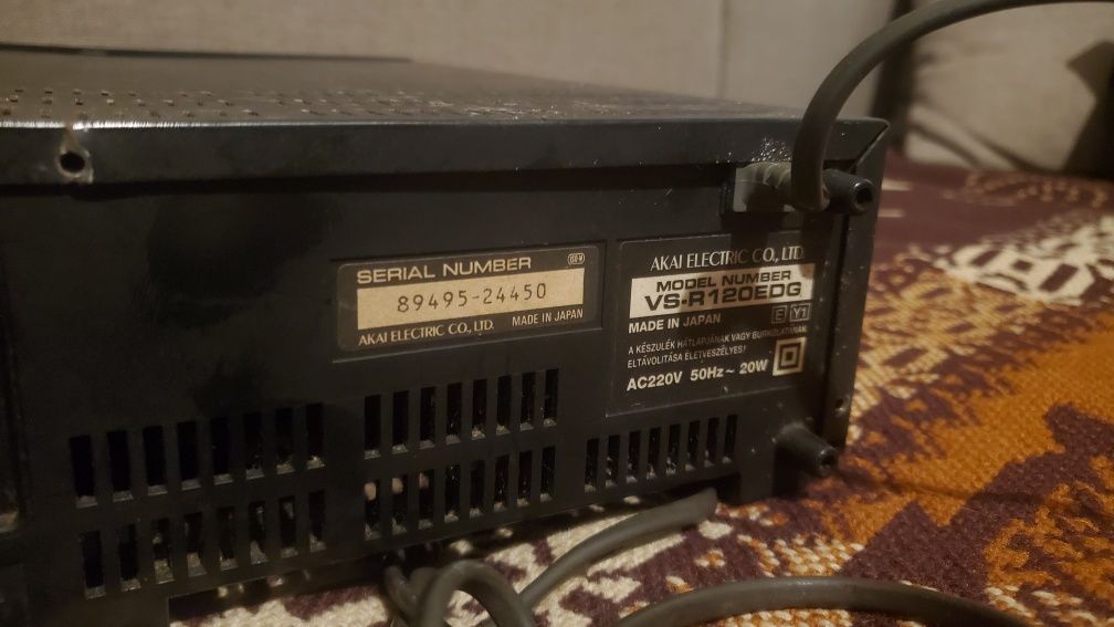 Odtwarzacz VHS Akai VS-R120EDG – klasyk retro, nieznany stan