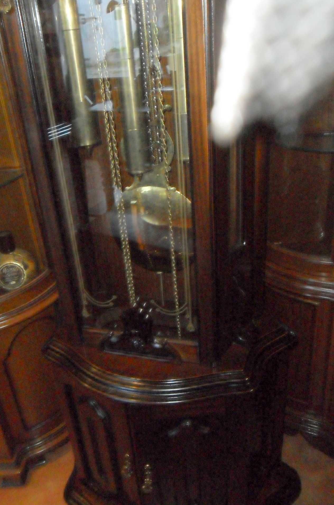 Relógio de sala com pêndulos e pesos