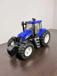 Ciagnik New Holland T8040 marki Bruder