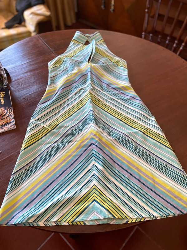 Vestido de manga cava e costas a mostra