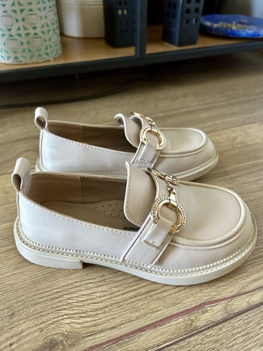 Mokasyny trzewiki beżowe ze złotymi elementami rozmiar 33