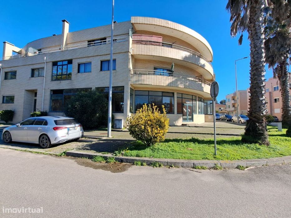 Loja C/307m2 e Garagem oportunidade única na Madalena, Vila Nova de...