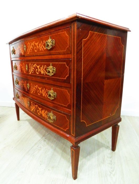 Cómoda inglesa com 4 gavetões.