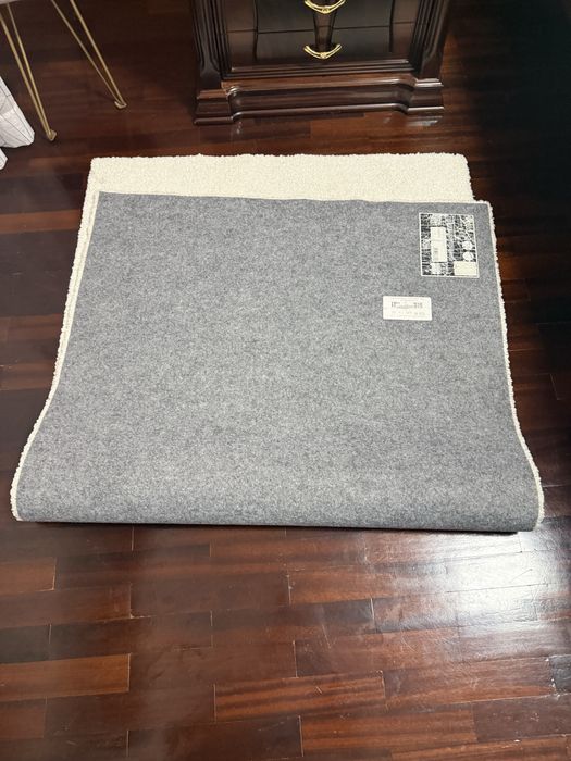 Dois tapetes de quarto cor branca