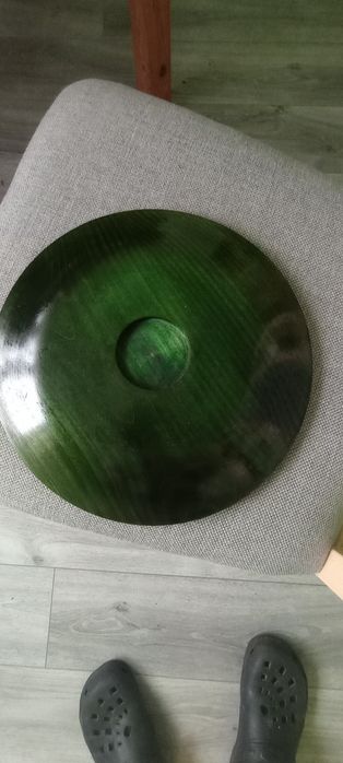 Piękny  stary drewniany  talerz z mosiężnymi zdobieniami i