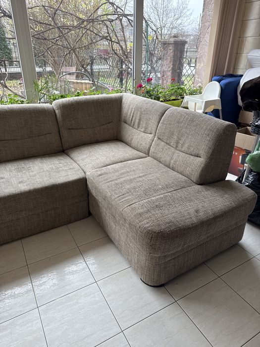 Угловий диван. На кухню чи в прихожу