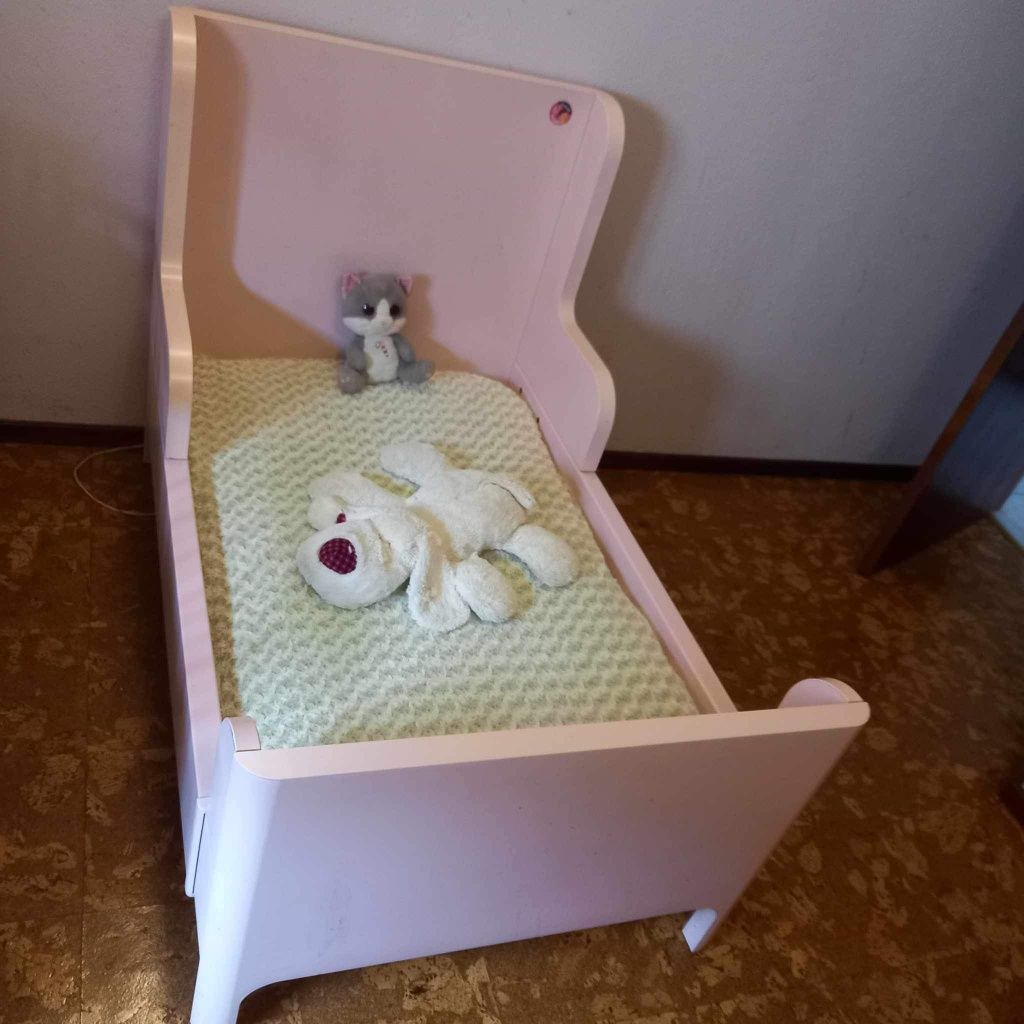 Cama de criança rosa