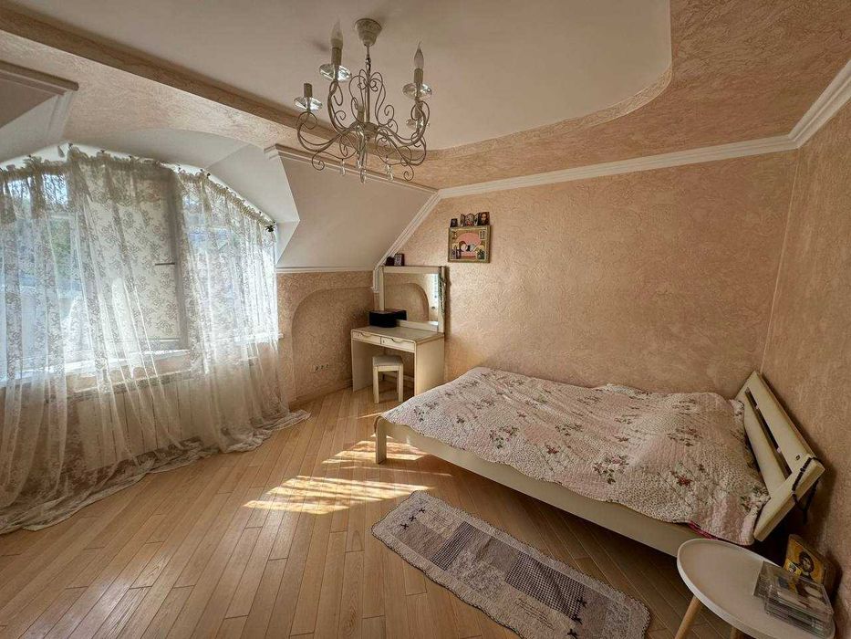 Продаж будинку з ремонтом, з подвір'ям Винники