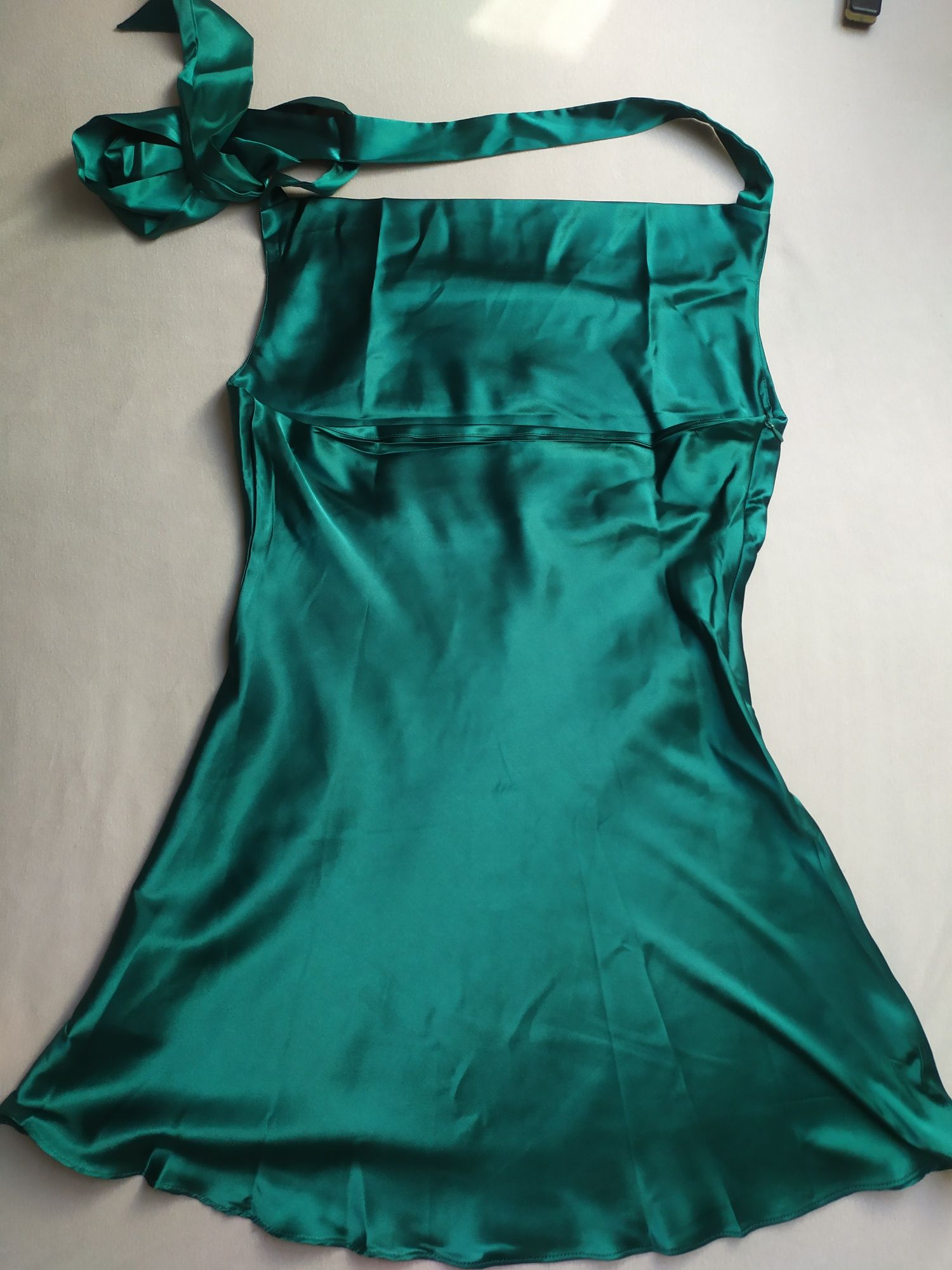 Sukienka butelkowa zieleń wiązana na szyi