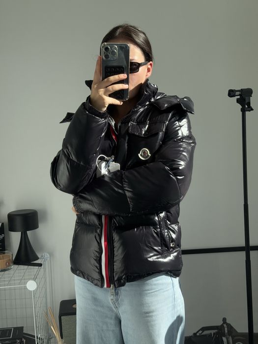 Пухова лакова куртка Moncler