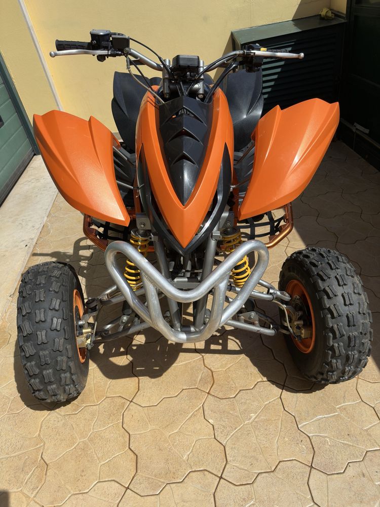 Moto 4 pouco uso.