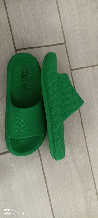 Шльопанці , тапки.