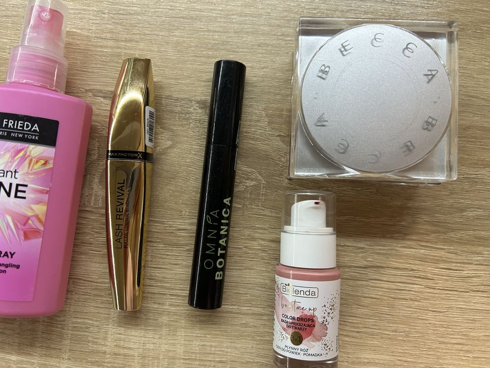 Zestaw uzywanych kosmetyków tusz max factor, puder becca