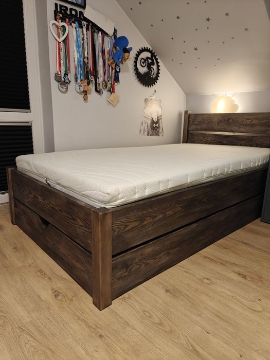 Łóżka z drewna litego