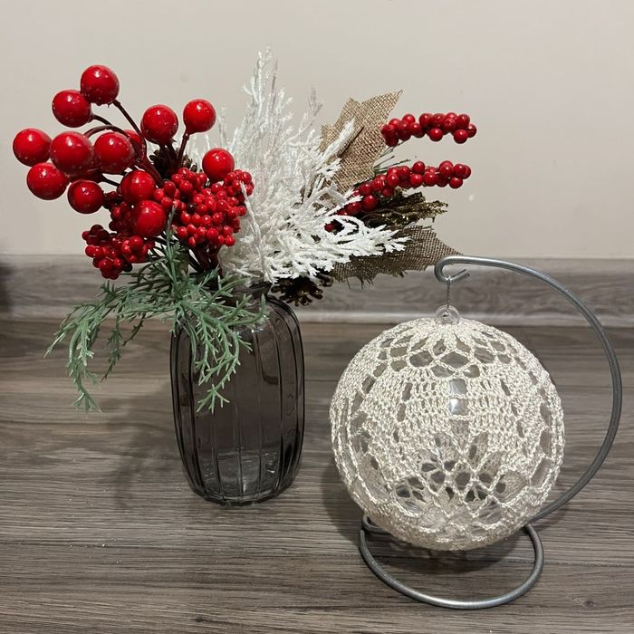 Bombka na stojaku własnoręcznie wyszydełkowana