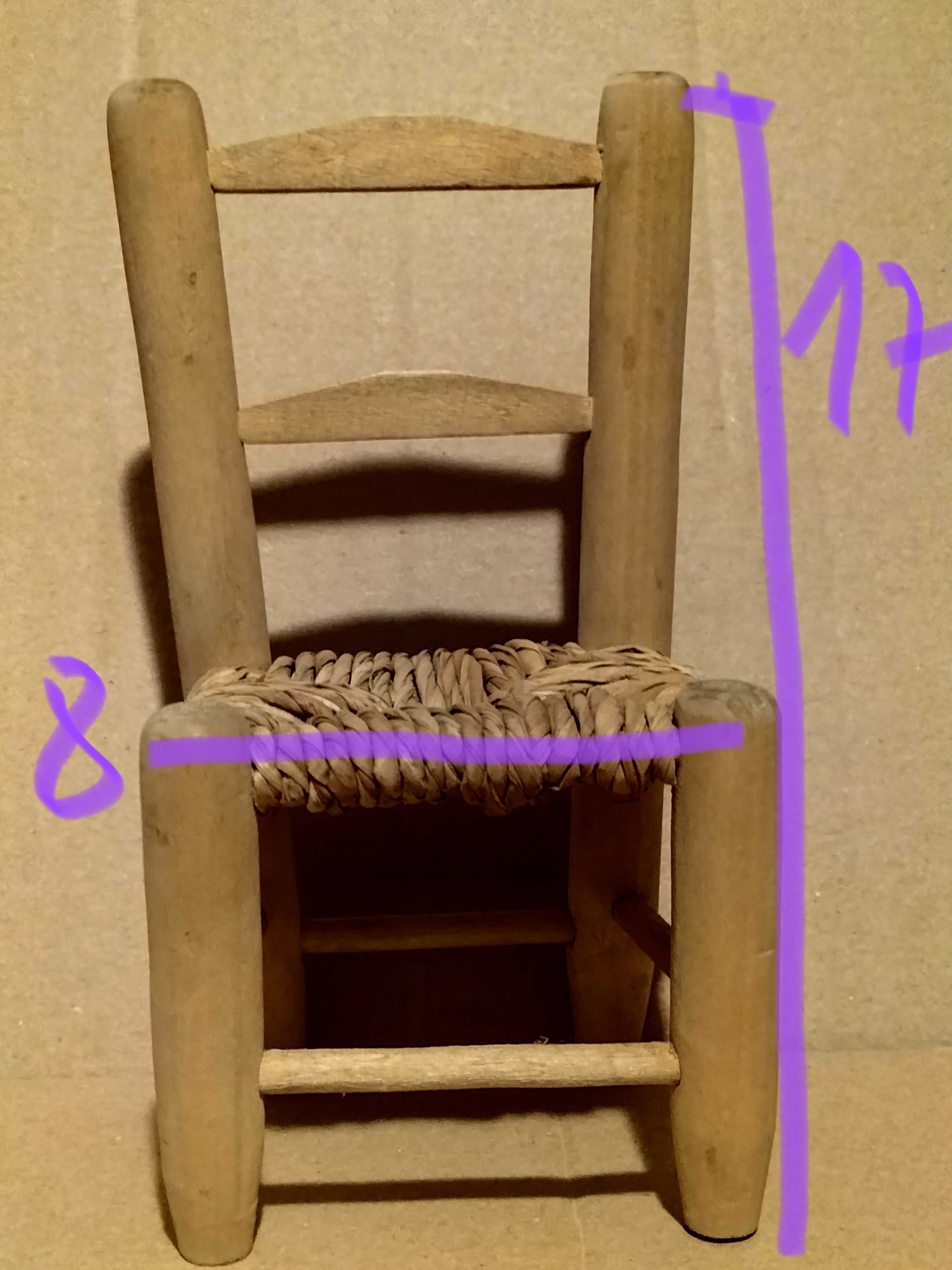 Miniaturowe krzesło drewniane