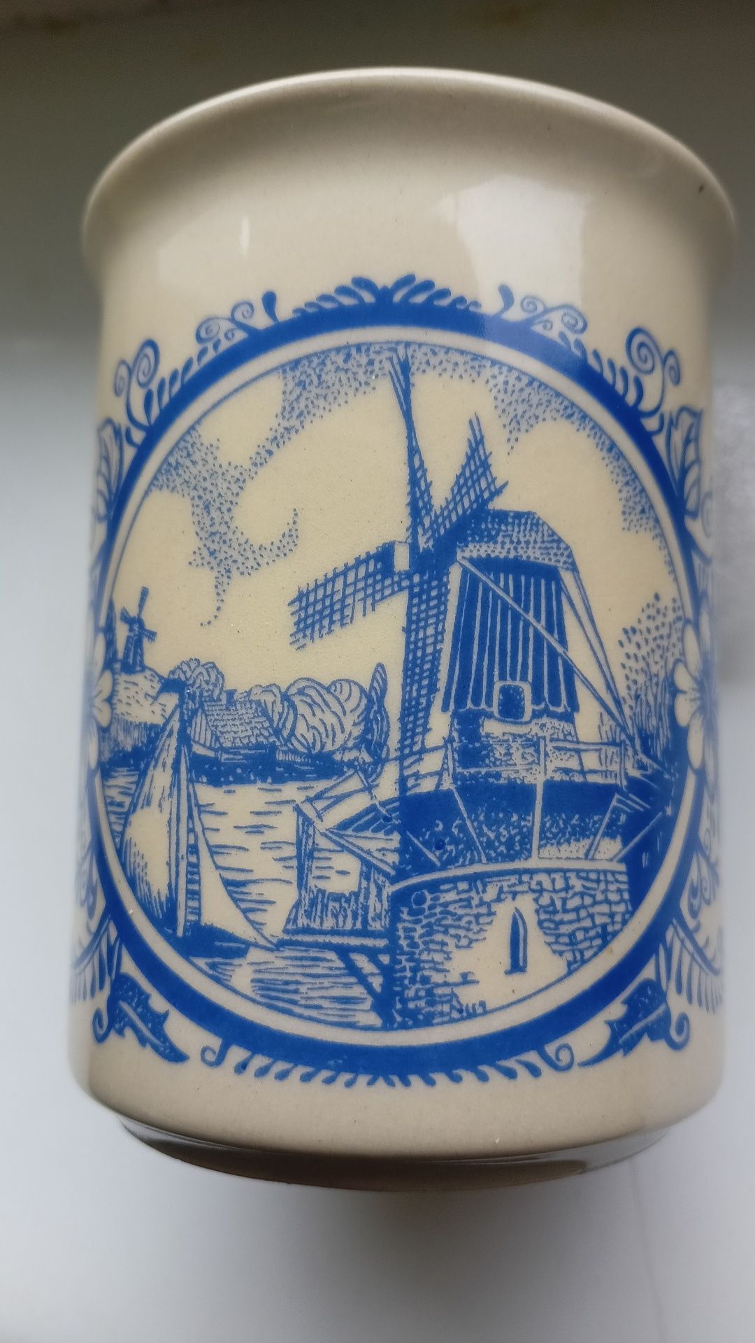 Kubek z wiatrakiem, polska porcelama, bardzo dobry stan.