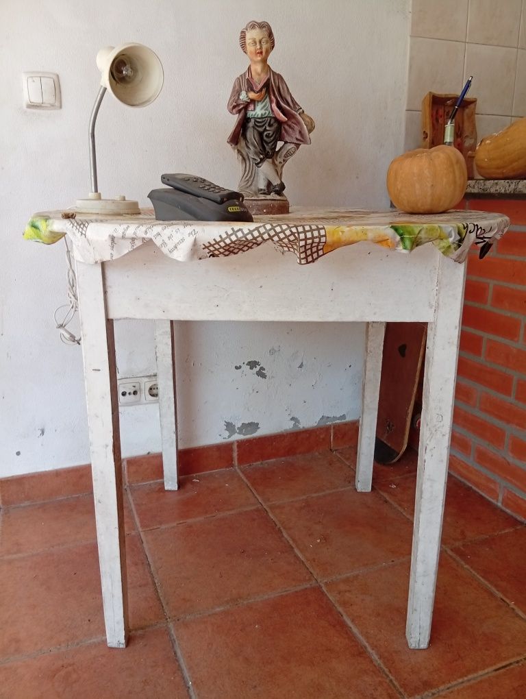 Mesa branca redonda e madeira