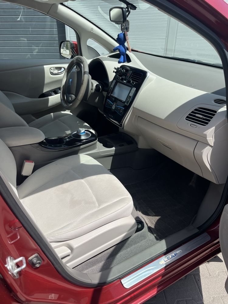 Продам Nissan Leaf
