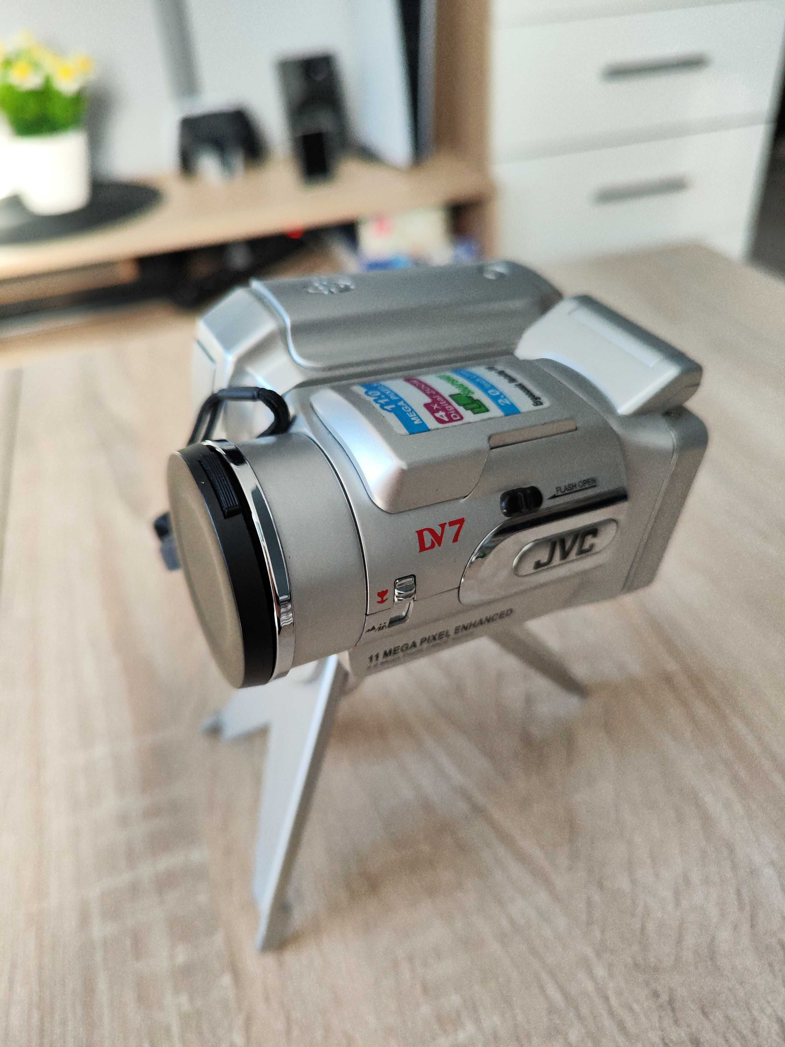 Kamera JVC DV7 + statyw
