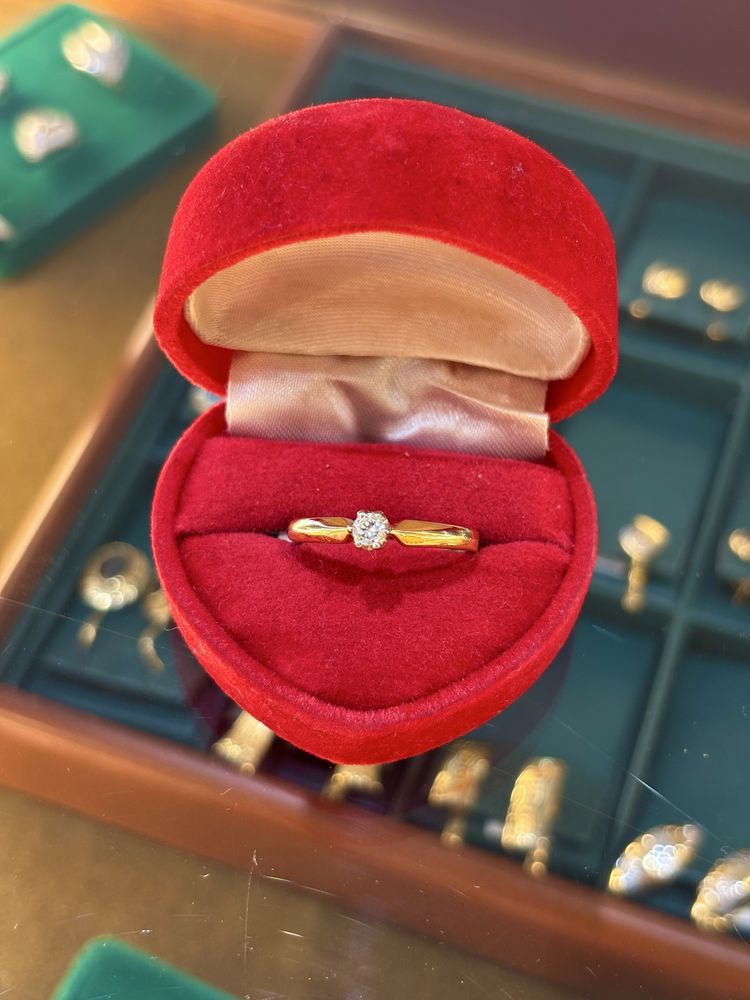 Złoty pierścionek z brylantem 0,14ct zaręczynowy