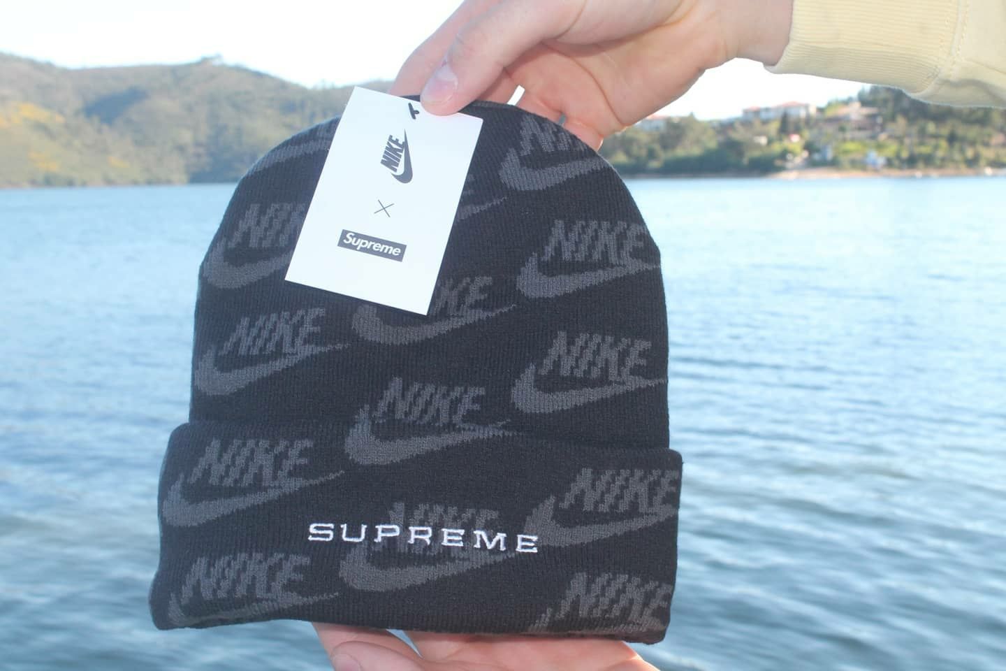 Gorro Nike x Supreme