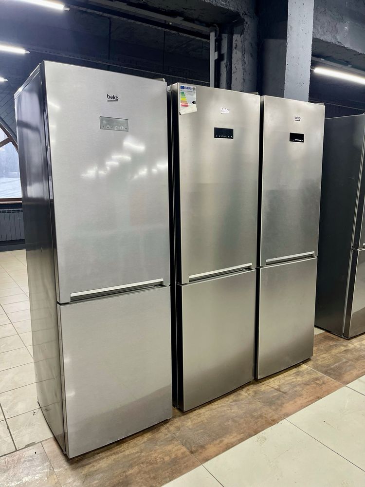 Робочий сірий холодильник Samsung RB31FERNCSA
