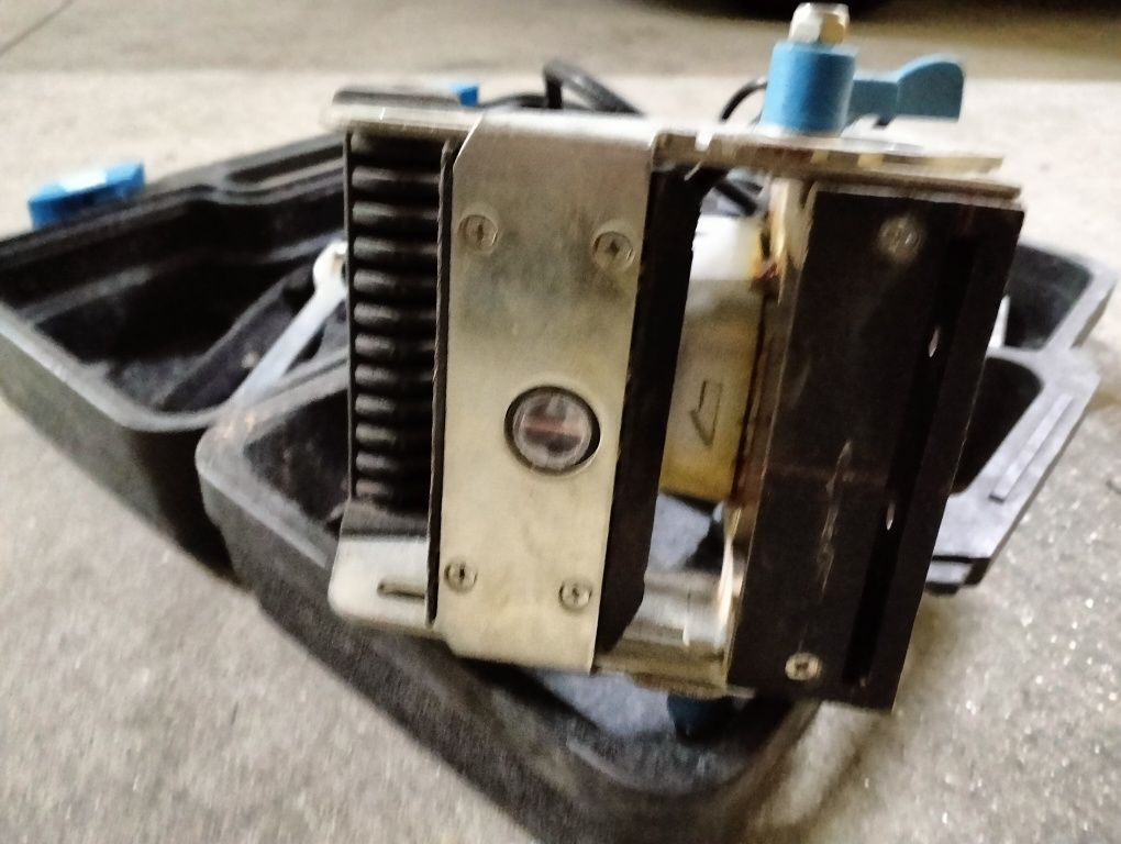 Vendo maquina para fazer entalhes em madeira.