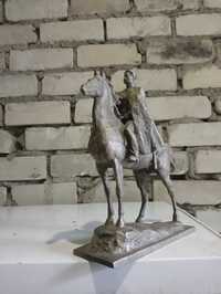 Всадник на коне статуетка