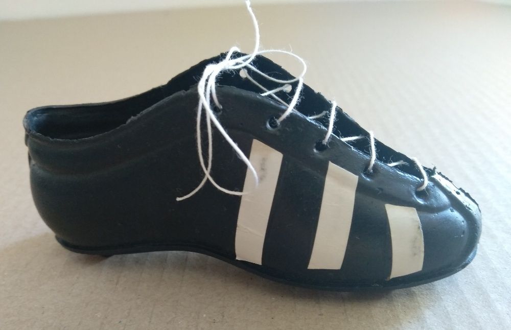 Par de botas de futebol miniatura