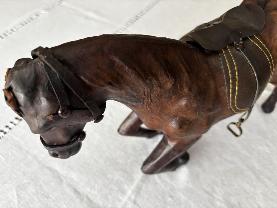 Escultura antiga de cavalo em couro – peça artesanal vintage