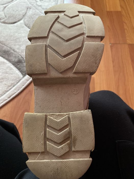 Чобітки 39 розміру