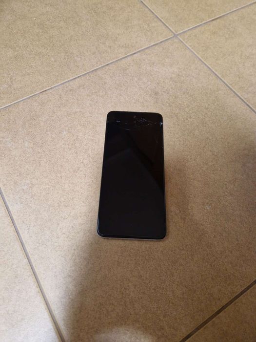 Motorola Moto G32 com ecrã partido