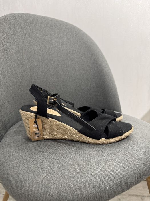 Босоніжкі на танкетці 42 розмір