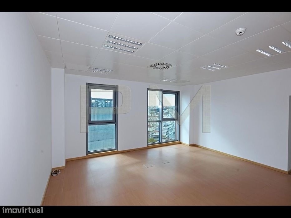 Escritório com 46 m2 e 2 lugares de parqueamento, na Expo (PM60341)