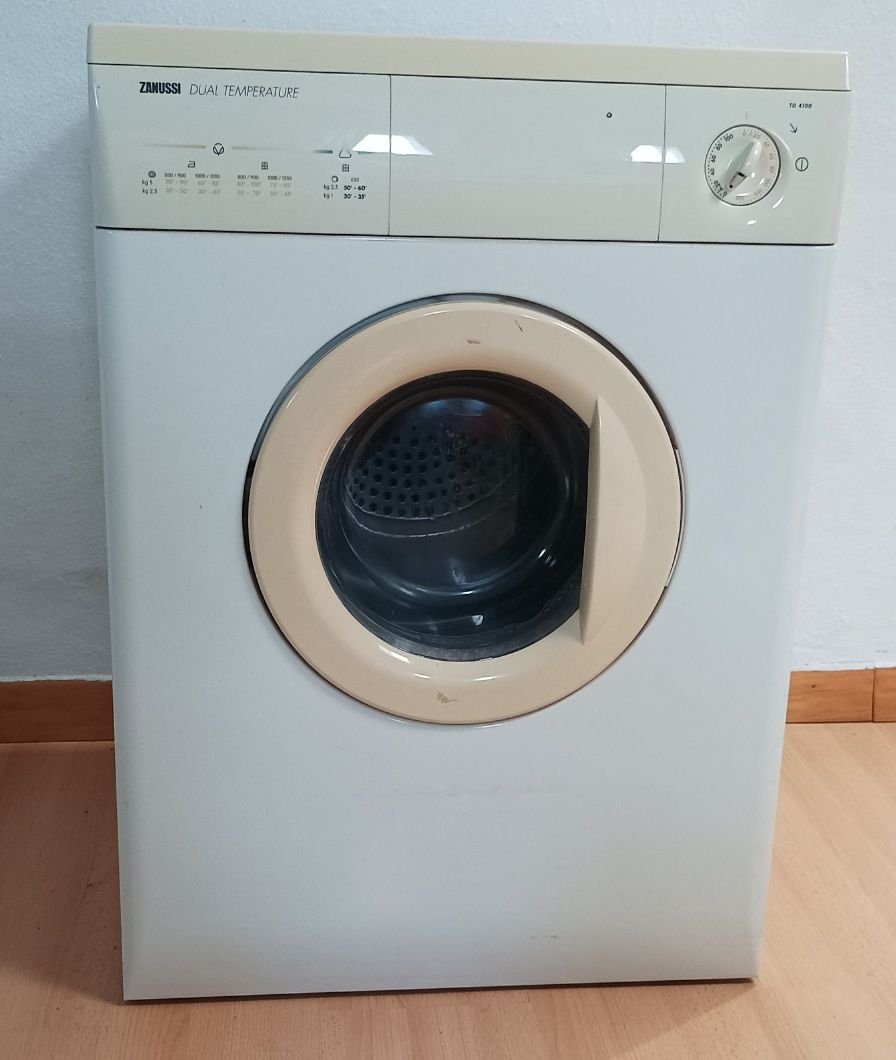 Vendo Máquina de Secar Zanussi TD4100