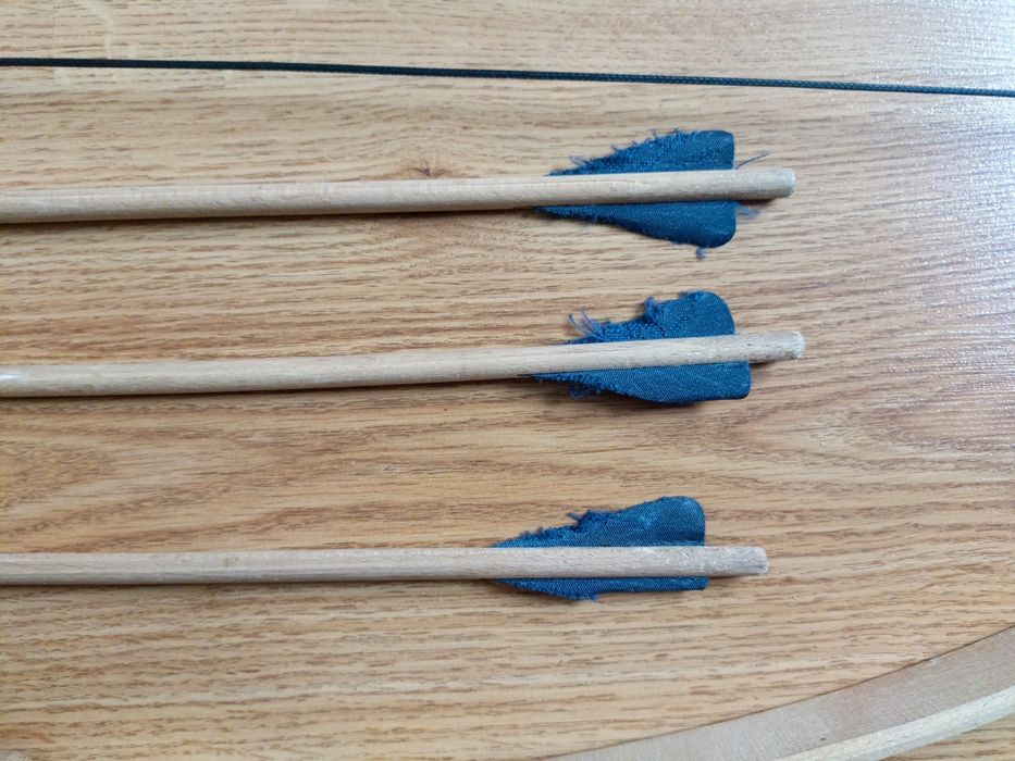 Zabawkowy łuk drewniany i 3 strzały