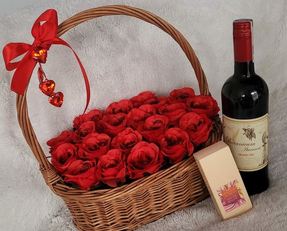 Zestaw na Walentynki, kosz z różami, wino oraz perfumy