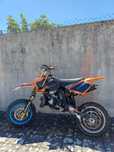 Replica KTM 50 com alguns afazeres.