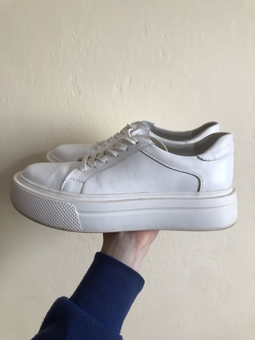 Нові жіночі кросівки