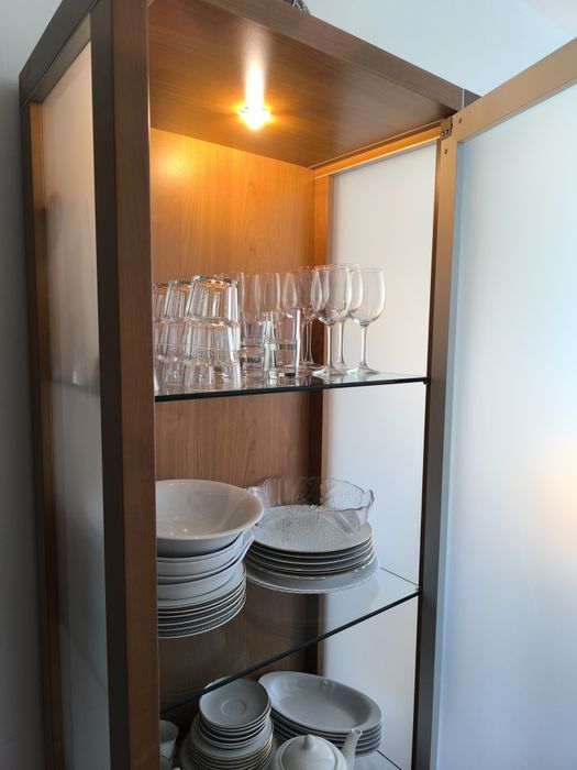 Vitrine com iluminação com 3 prateleiras em vidro temperado