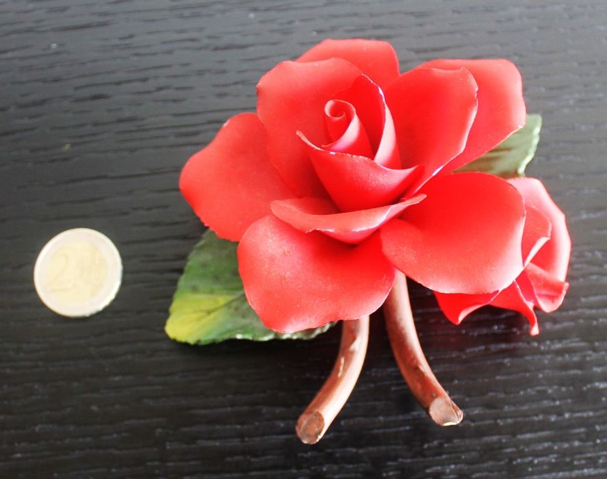 Antiga rosa vermelha em porcelana fina da Fabar Capodimonte