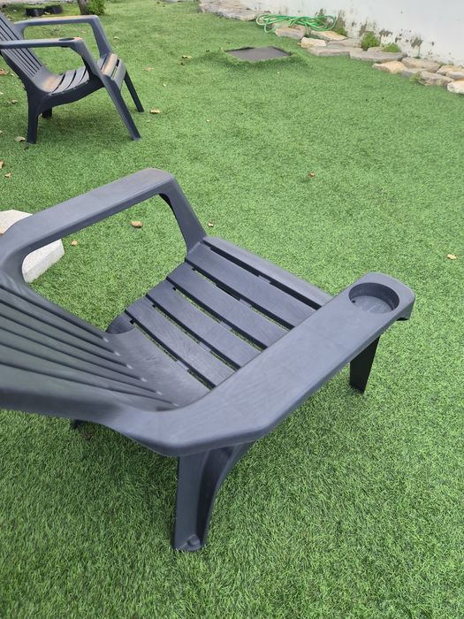 Duas cadeiras de jardim