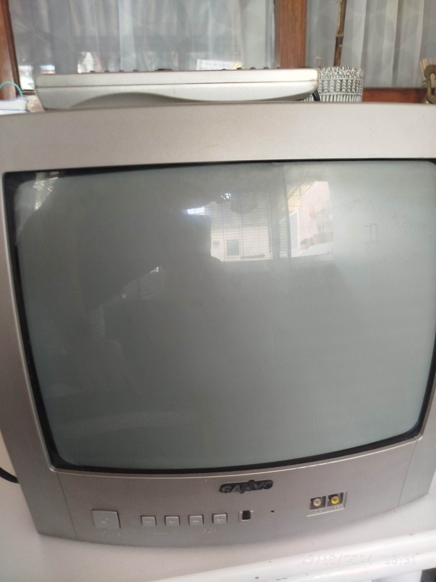 TV Sanyo cinzenta