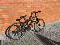 Duas bicicletas usadas