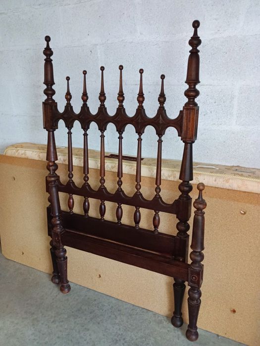 Cama de solteiro vintage em madeira maciça de castanho com estrado e c