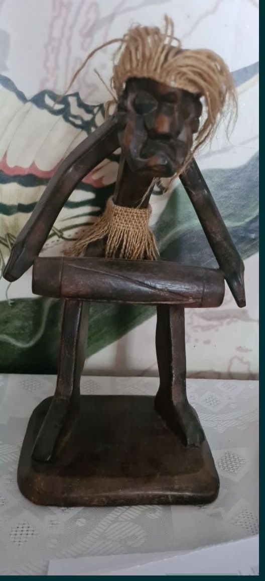 Drewniana figurka afrykańskiego wojownika